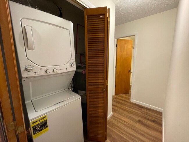 Building Photo - Freshly Renovated 1 bedroom convenient to ...