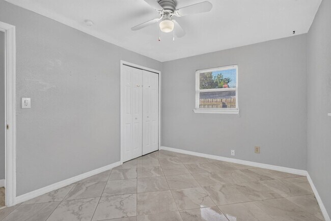 Building Photo - Cute 3/2 home in Orange Park