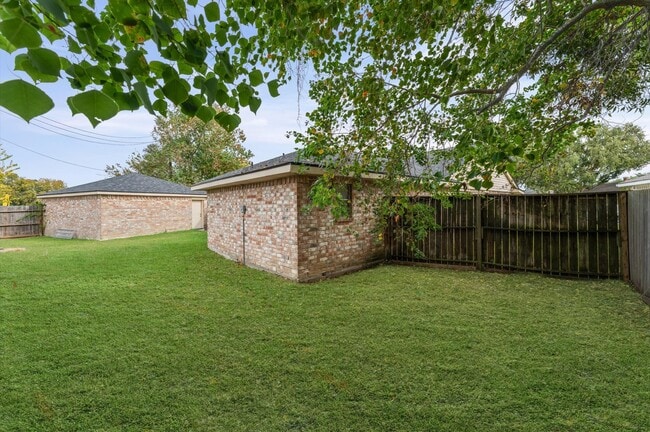 Building Photo - 1502 Ashmore Dr