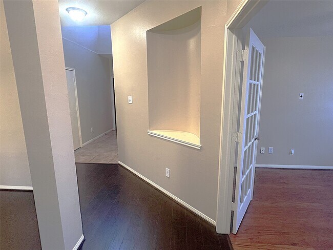 Building Photo - 4910 Linden Pl