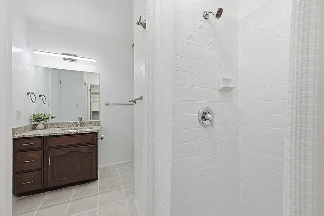 Building Photo - Beautifully remodeled and move in ready, this updated 1-bed, 2-bath condo sits in the heart of do...