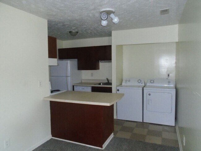Building Photo - 2 bedroom 2 bath!