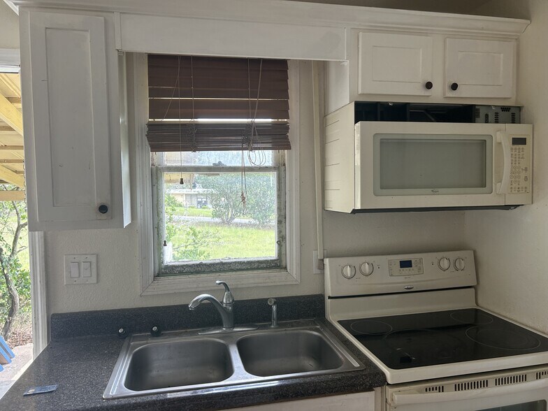 Kitchen 3 Unit A - 613 N Dixie Ave