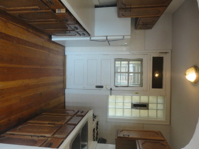 Building Photo - 2542 W Summerdale Ave