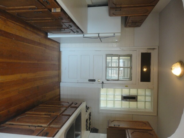 Building Photo - 2542 W Summerdale Ave