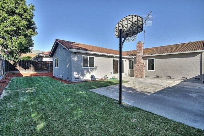 Building Photo - $4590 / 5 BR -GORGEOUS MODEL HOME IN THE W...