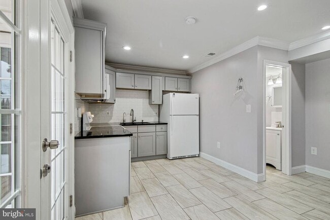 Building Photo - 9838 Town Ln