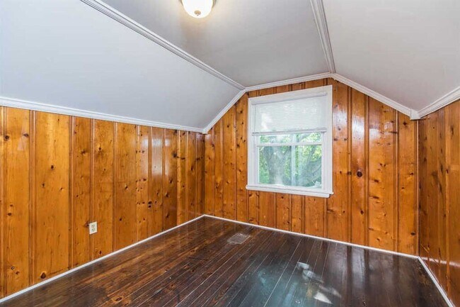 Building Photo - Spacious 4-Bed, 2-Bath Home for Comfortabl...