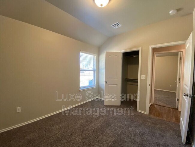 Building Photo - 5220 Oakwood Villa Ct