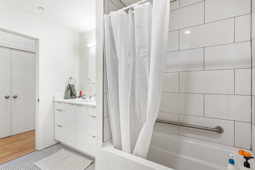 Building Photo - 123 Friendship St