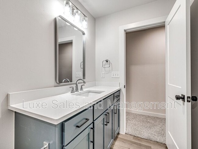 Building Photo - 610 W 2nd St