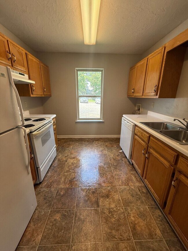Building Photo - University Place 2- Charming Townhouse Apartment
