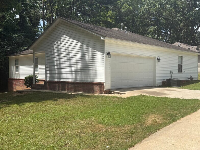Building Photo - 1504 McCurdy
