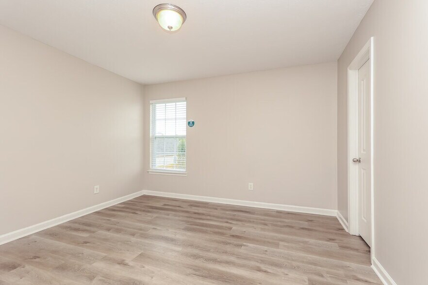Building Photo - 329 Sarna Dr
