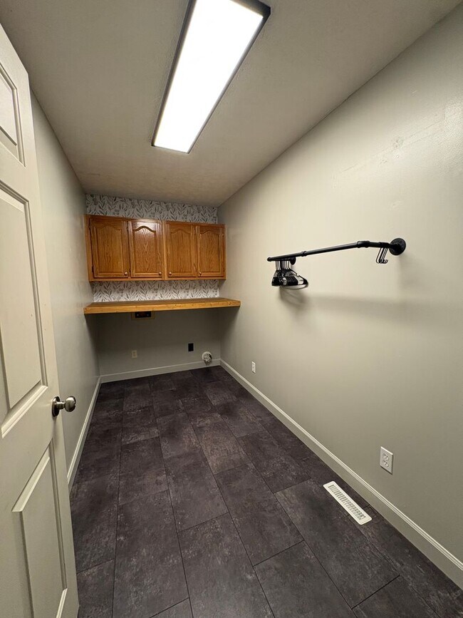 Building Photo - 671 Circle Dr