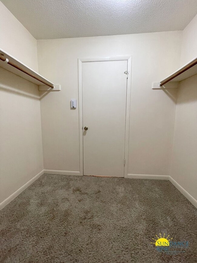 Building Photo - Great Centrally Located 2 Bedroom Townhous...