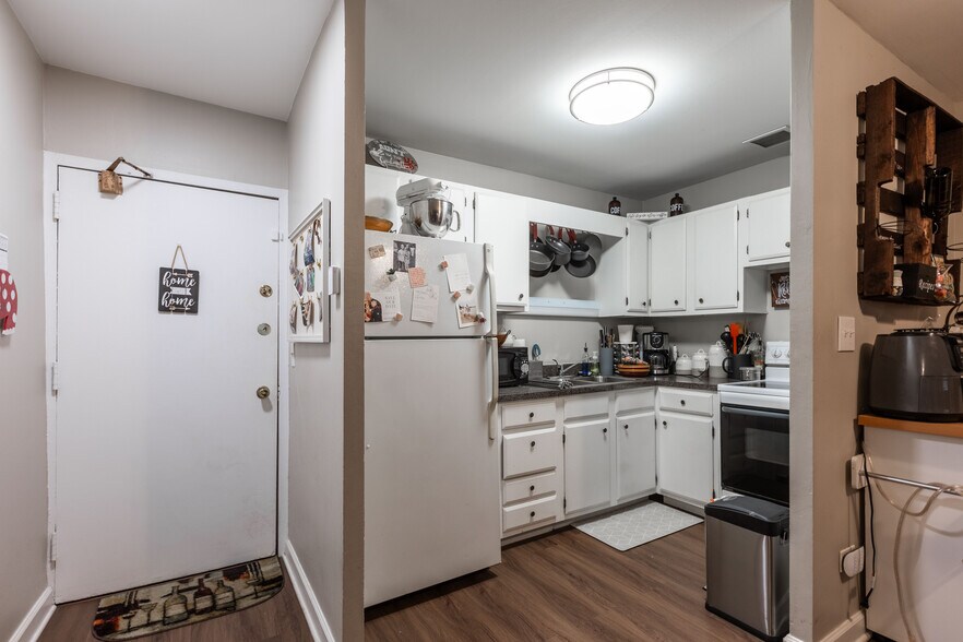 Building Photo - 607 W Wrightwood Ave