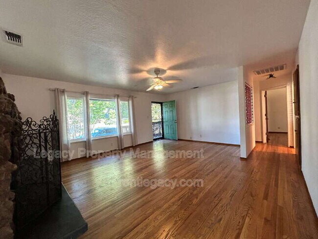 Building Photo - 209 Willow Ave