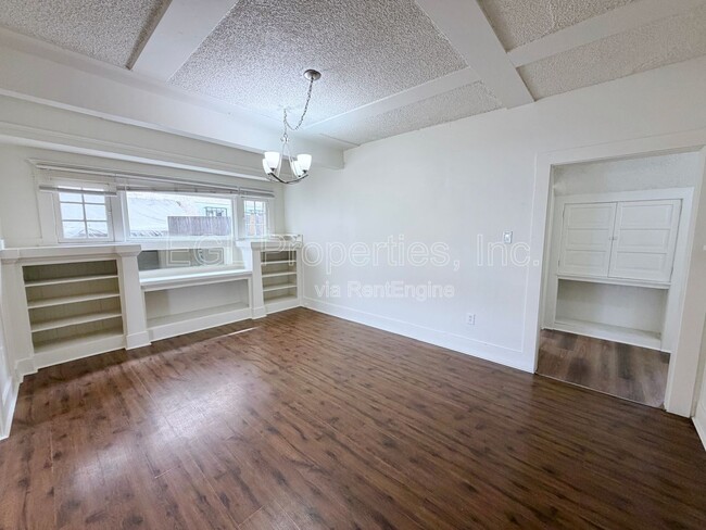 Building Photo - 860 W 56th St