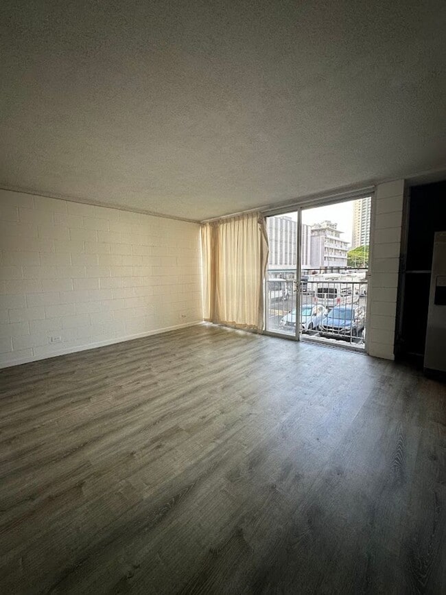 Building Photo - The Continental 2 bedroom, 1 bath, 1 assig...