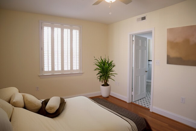 Building Photo - 27 W Lock Ln