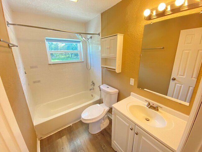 Building Photo - 908 Teatro Ct