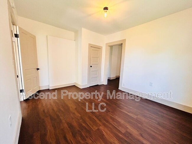 Building Photo - 727 Henderson Ave