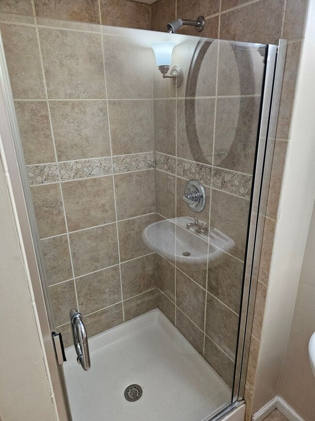 Building Photo - Wonderfully Remodeled Tri Level 3BR/2BTH S...