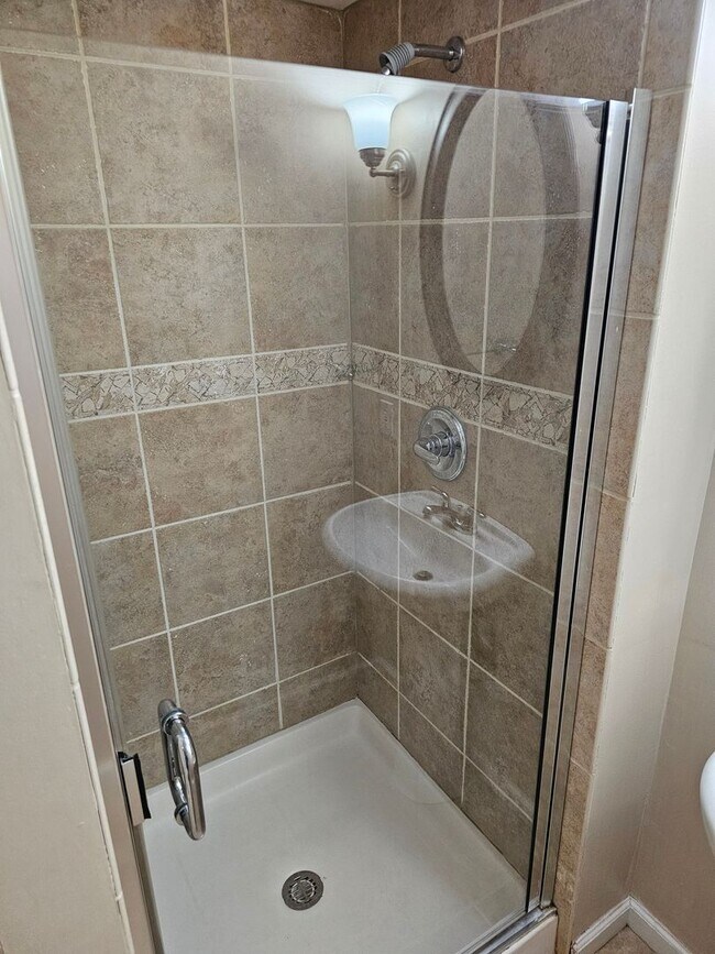 Building Photo - Wonderfully Remodeled Tri Level 3BR/2BTH Soulard Townhouse