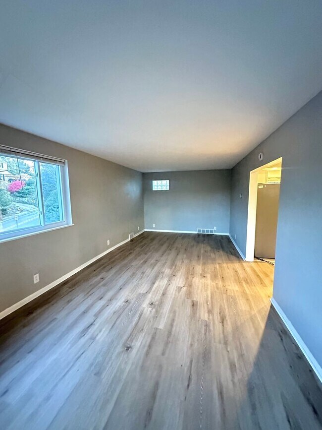 Building Photo - Updated 2 Bed, 1 Bath Home w/ Bonus Room i...