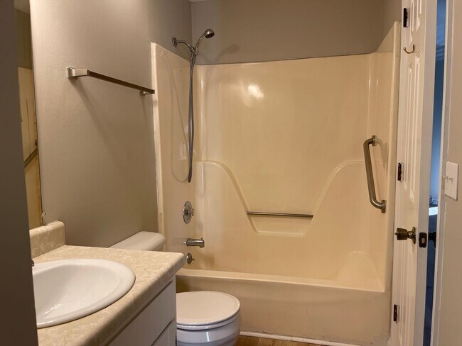 Building Photo - Centrally located to BNA, Percy Priest Lak...