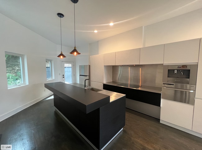 Building Photo - Stunning 3 bedroom, 2 bath Townhouse in Alta Vista Development