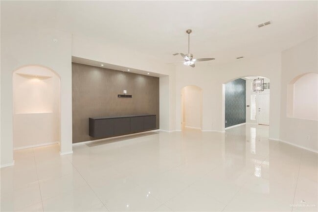 Building Photo - 18 San Armando St