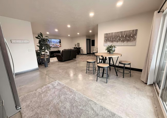 Building Photo - 921 Haley