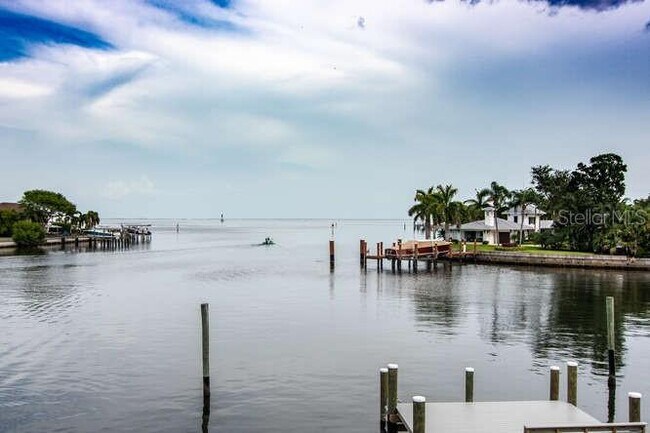 Building Photo - 1361 Snell Isle Blvd NE