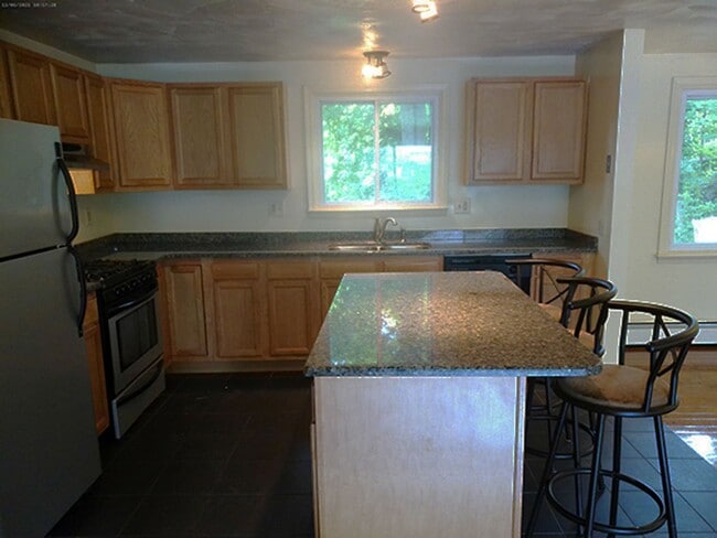 Building Photo - AVAILABLE 7/1/26 - Beautiful 5 Bedroom Sin...