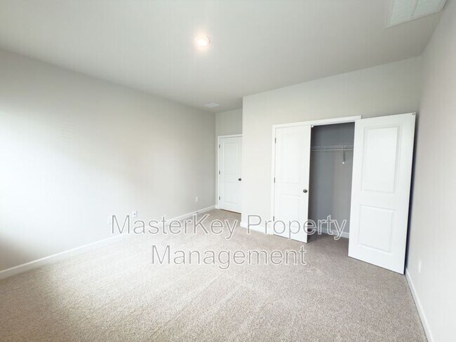 Building Photo - 804 Hillfarm Dr