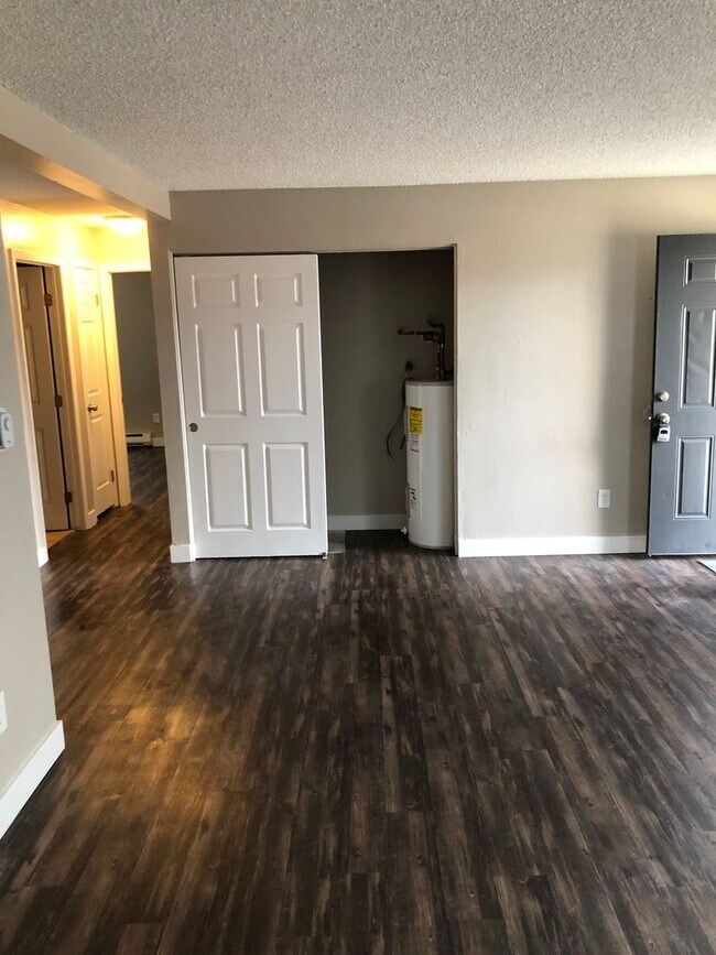 Building Photo - Remodeled 2 Bed 1 Bath Unit Near Children’s Hospital!