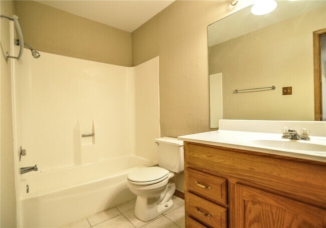 Building Photo - 904 University Oaks Blvd