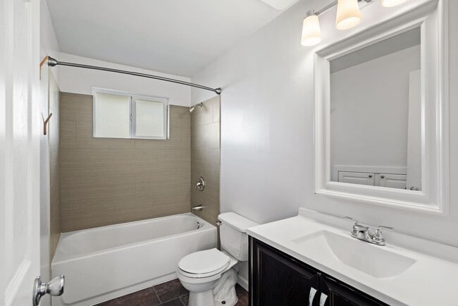 Building Photo - Gorgeous Four Bed-Two Bath Home