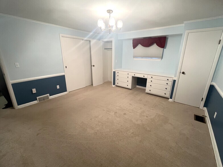 Building Photo - 935 Marshall Dr