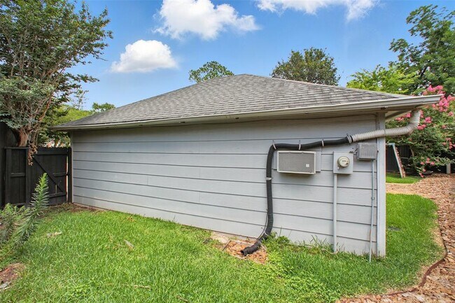 Building Photo - 1302 Dominion Dr