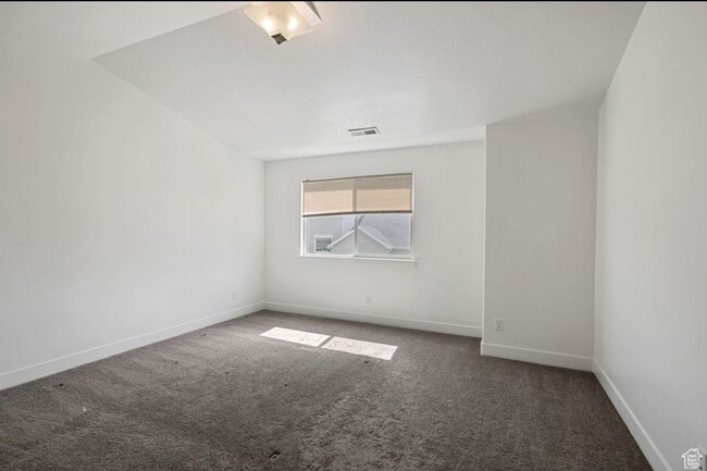 Building Photo - "Spacious 3-Bed Townhouse in Herriman – Yo...