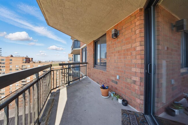 Building Photo - 1508 Harmon Cove Tower