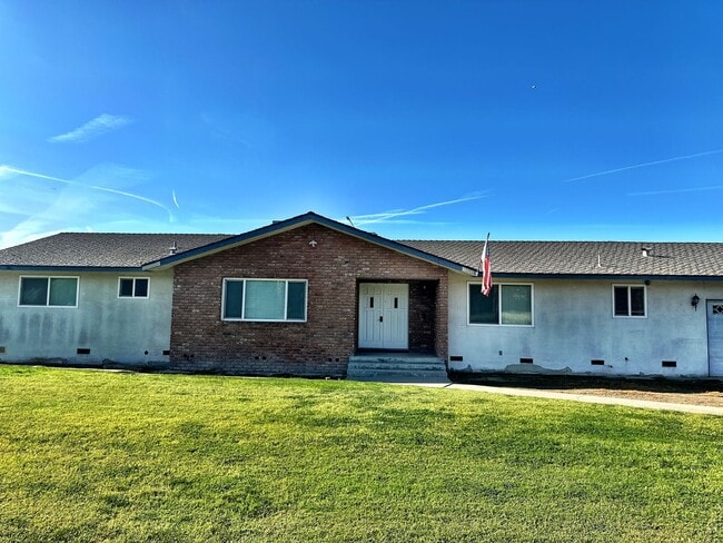 Building Photo - 11465 Ave 200