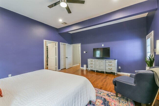 Building Photo - 213 N Hutcheson St