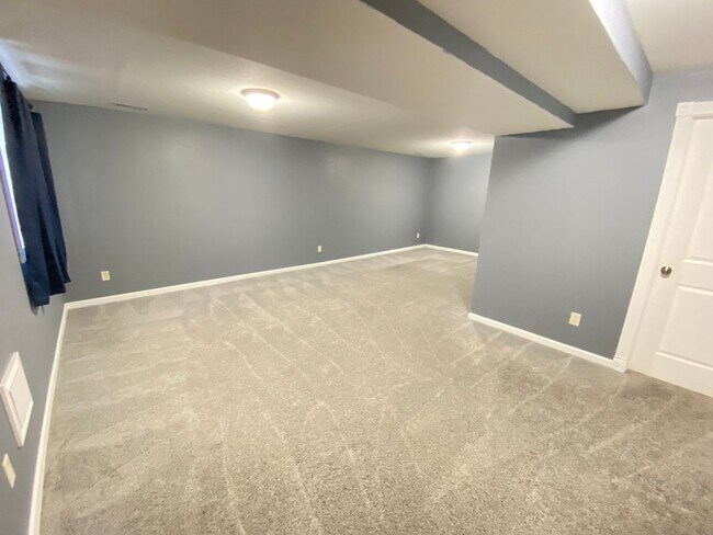 Building Photo - Four bed/2.5 bath townhome for August 2026!