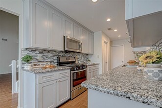 Building Photo - 2022 Highland Hills Dr