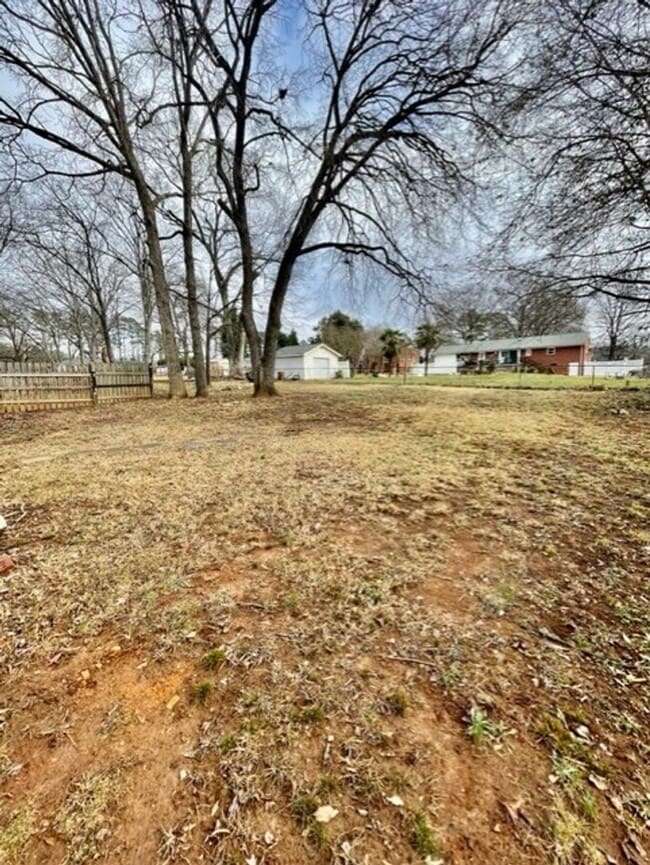 Building Photo - Welcome to this adorable 3-bed, 2-bath brick ranch, nestled in the heart of Gastonia, NC