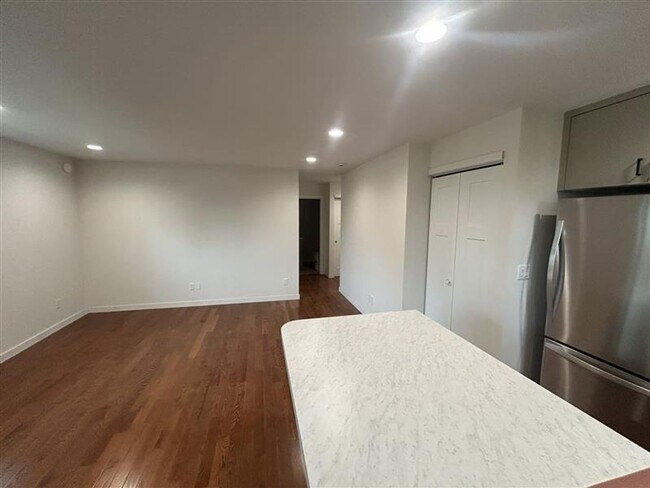 Building Photo - 118 S Harkness St